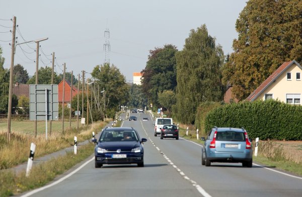 Muss saniert werden: Die B 61 zwischen der Milser Straße auf BielefelderGebiet und der Einmündung Am Hüchtenbrink/Hollinder Weg in Herford. Während der Bauarbeiten wird die Straße voll gesperrt. - © Oliver Krato