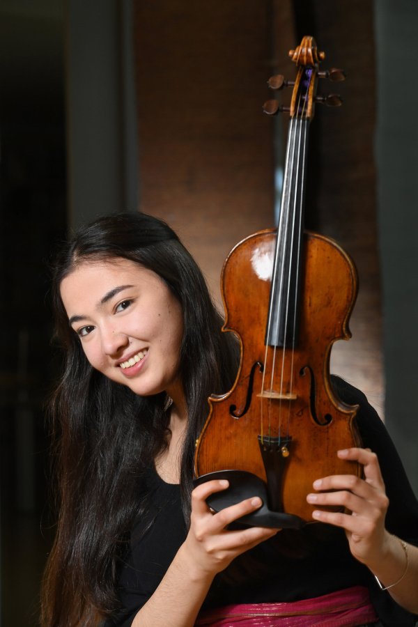 Die 15-jährige Gina Keiko Friesicke hat sich die kostbare Violine aus dem Jahr 1800 für zwei weitere Jahre gesichert. - © David Ausserhofer