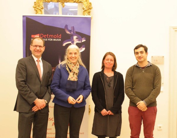 Bauen auf gute Zusammenarbeit: Hochschulrektor Prof. Dr. Thomas Grosse, Ministerin Isabel Pfeiffer-Poensgen, Gleichstellungsbeauftragte Prof. Godelieve Schrama und Vize-AStA-Chef Sascha Etezazi (von links). - © HfM Detmold/Plettenberg