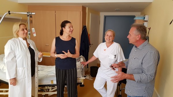 Chefarztvisite mit Unterstützung: Die Patientin Lika Nifontova hat noch vor drei Tagen unterm Messer gelegen, jetzt geht sie schon ohne Gehhilfen. Hier lässt sie sich von Jakob Krahn übersetzen, was Dr. Tanja Kostuj (links) erklärt. Krankenschwester Kathrin Pfeiffer ist zur Unterstützung mit dabei. - © Marianne Schwarzer