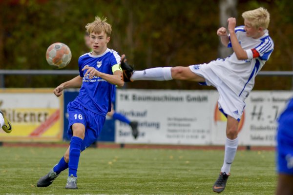 Pass in die Spitze: Der Jerxer Kapitän Nico Laubinger (links) spielt den Ball in Richtung Sturm. Ein Beckumer Abwehrbein kann das Zuspiel nicht verhindern. - © Egon penner