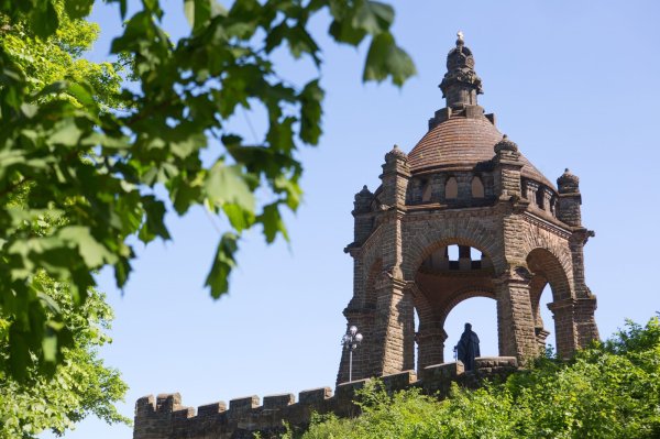 Monumental: Das zweitgrößte Denkmal Deutschlands ist das Kaiser-Wilhelm-Denkmal in Porta Westfalica - © oliver Krato