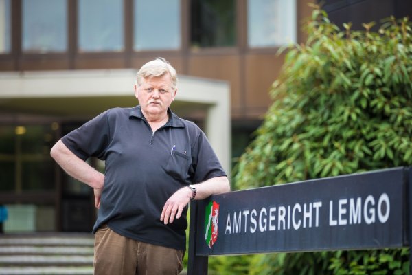 Darf nicht an die Richterbank: Heinz Schlingmeier will gerne als ehrenamtlicher Schöffe bei Verhandlungen am Amtsgericht Lemgo mitentscheiden, doch der 63-jährige Dörentruper darf das nicht, weil in seiner Heimatgemeinde zu wenige Menschen leben. - © Torben Gocke