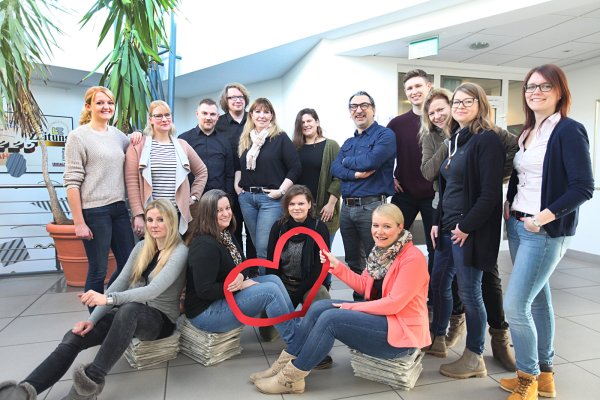 Herzensangelegenheit: (Hinten, von links) Kirsten Fuhrmann, Carolin Brokmann, Nils Tölle, Torben Gocke, Maren Brettmeier, Yvonne Glandien, Erol Kamisli, Niklas Böhmer, Vera Gerstendorf-Welle, Freya Köhring, Alexandra Schaller sowie (vorne, von links) Alexandra Schmidt-Kabatas, Meike Groppe, Janet König und Nadine Uphoff widmen sich in den kommenden Wochen ganz der Liebe in Lippe. - © Sven Koch
