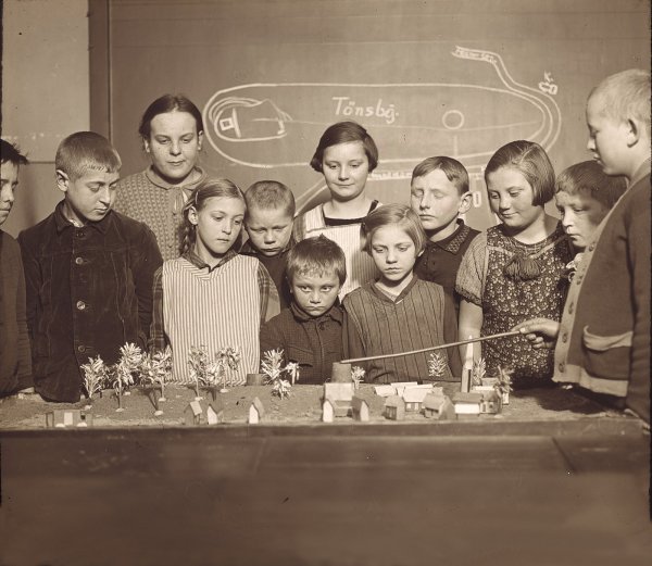 Aus der Anfangszeit: Schüler lernen 1936 zur vorgeschichtlichen Siedlung Tönsberg am Sandtisch. Initiator des Museums war der Volksschullehrer Hermann Diekhof. - © Archäologisches Freilichtmuseum Oerlinghausen