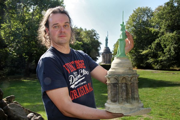 Dampflok-Liebhaber Karl Fischer besucht mit seinem Hermann-Modell das große Vorbild, ?welches im Hintergrund zu sehen ist. - © Bernhard Preuß