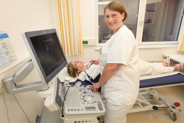 Ein Blick auf die Schilddrüse: Dr. Eva Fricke aus dem Klinikum Lemgo ist Nuklearmedizinerin. Mit Hilfe des Ultraschalls kann sie erkennen, ob sich Knoten in dem Organ gebildet haben. - © Vera Gerstendorf-Welle