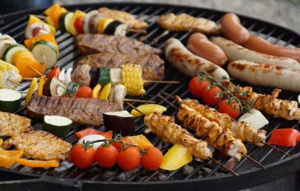 Fleisch und Gemüse auf dem Rost: Mit dem richtigen Grill können fast alle Speisen zubereitet werden. - © Symbolfoto: Pixabay