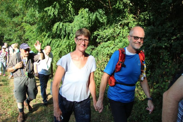 Unterwegs: Maike Studinski und Wolfang von Hagen aus Paderborn wandern oft und gerne. Am Donnerstag nahmen sie mit vielen anderen Wanderfreunden an der "Auf den Spuren von Fuchs und Mader"-Tour in Kalletal-Heidelbeck teil. - &copy; Kirsten Fuhrmann