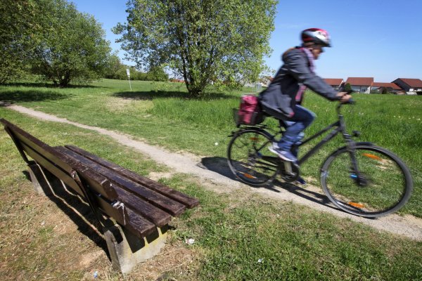 Holperiger Pfad: Gleich neben der Straße "Auf den Klippen" in Hiddesen ist derzeit noch Schluss mit Fahrkomfort. Das soll sich ändern. Archivfoto: Bernhard Preuss - © Bernhard Preuß