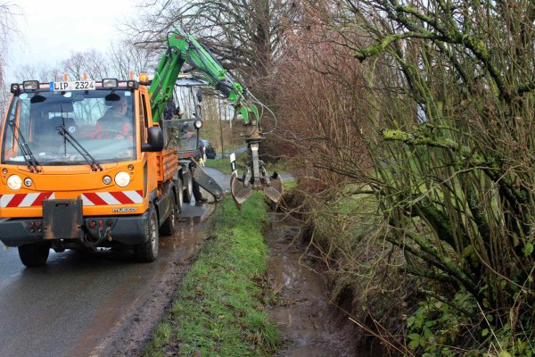 Unter Wasser: Mitarbeiter des Leopoldshöher Bauhofes versuchen im Winter die Straßengräben im Dorf Greste wieder fit zu machen. Inzwischen hat sich herausgestellt, dass die gesamte Entwässerung des Dorfes erneuert werden muss. Archivfoto: Thomas Dohna - © Thomas Dohna