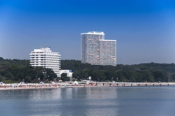 Im Maritim Seehotel am Timmendorfer Strand (links) hat der NDR hygienische Mängel entdeckt. - © picture alliance / Arco Images
