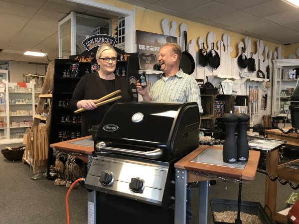 „inko"-Geschäftsführer Roland Hoff, der den Preis für die LZ-Leser sponsert, freut sich mit Verkäuferin Jutta Büngerer auf ein leckeres Wochenende mit perfektem Grillwetter. - © Seda Hagemann
