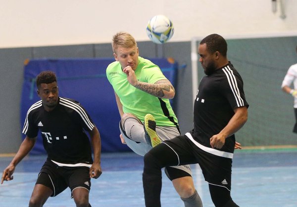 Augen zu und durch: Kordian Rudzinski vom Blomberger SV (Mitte) setzt sich hier gegen zwei Hakedahler durch. Insgesamt 69 Teams starteten beim LZ-Cup. Am Wochenende sind noch 32 dabei. - © Paul Cohen