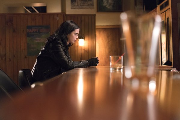 Jessica Jones (alias Krysten Ritter) sitzt wie so oft eindam an der Theke. - © David Giesbrecht/Netflix