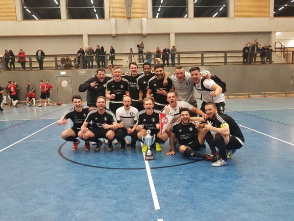 Jubel: (oben von links) Präsident Michael Grundmann, Marco Mescheder, Julien Will, Chris Mabondo, Zalem Özmen, Betreuer Pascal, Haris Marhosevic sowie (unten von links) Jan Hilbrink, Johann Felker, Leon Wulf, Alexander Felker, Rudi Pisarenko, Kosta Triantafillidis, Spielertrainer Hamo Marhosevic. - © privat