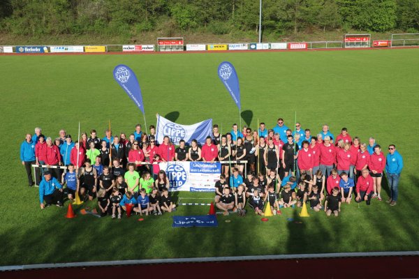 Eine starke Leichtathletik-Truppe: Mitglieder der LG Lippe-Süd aus verschiedenen Generationen stellen sich für den LZ-Fotografen auf. - © Guntmar Wolff