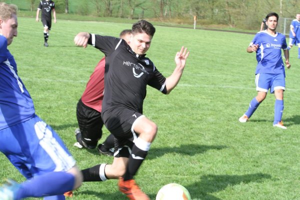 Hier vergibt er noch: Marco Bovino vom TuS Horn-Bad Meinberg bekommt den Ball nicht über die Linie, obwohl Keeper Paul Funk (verdeckt) schon geschlagen ist. Rischenaus Edgar Klassen (links) gibt alles. - © Sebastian Lucas