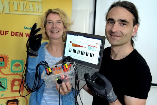 Eva Kukuk und Lajos Speck demonstrieren das Erfinder-Kit „Makeymakey". - © Franke
