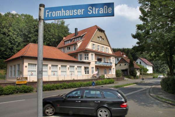 Nach links geht ab Montag nicht mehr: Wenn die Baustelle auf der Paderborner Straße eingerichtet ist, müssen Autofahrer, die von der Fromhauser Straße in Richtung Gauseköte abbiegen wolle, eine kleine Umleitung in Kauf nehmen. - © Bernhard Preuss