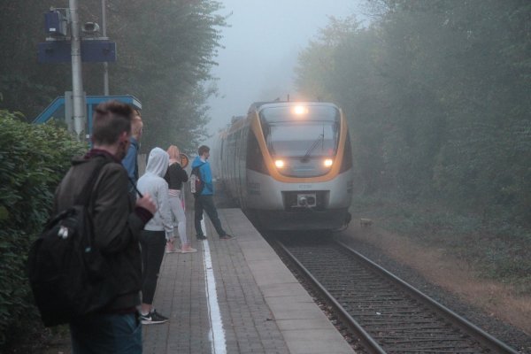 Im Morgengrauen: Die Bahn fährt durch Hörstmar und die Jugend will mit. Alternative wäre in dem Dorf ohne Stadtbus höchstens der Schienenersatzverkehr. - © Till Brand