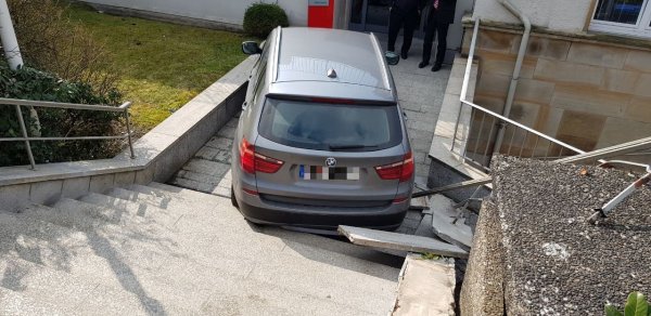In Brackwede an der Hauptstra&szlig;e ist ein BMW eine Treppe herunter gepoltert. - &copy; NW