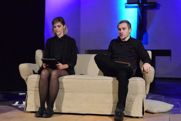 Die Schauspieler Sarah Elena Timpe und Samuel Koch lasen in der Detmolder Martin-Luther-Kirche aus dem Briefwechsel zwischen Widerstandskämpferin Sophie Scholl und dem Soldaten Fritz Hartnagel. - © André Gallisch