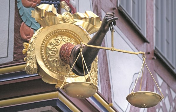 Detail: Blick auf die „Goldene Waage" am gleichnamigen Haus in der neu eröffneten Frankfurter Altstadt. - © picture alliance / Boris Roessler/dpa