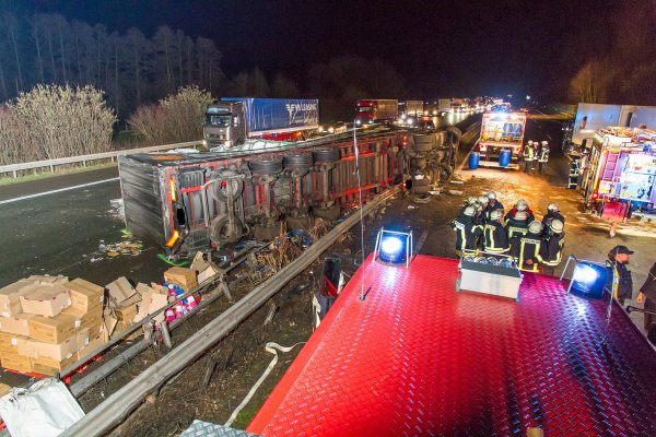 Auf der A 2 bei Porta Westfalica ist ein Lkw nach einer Karambolage umgekippt. - © Feuerwehr Porta/Michael Horst