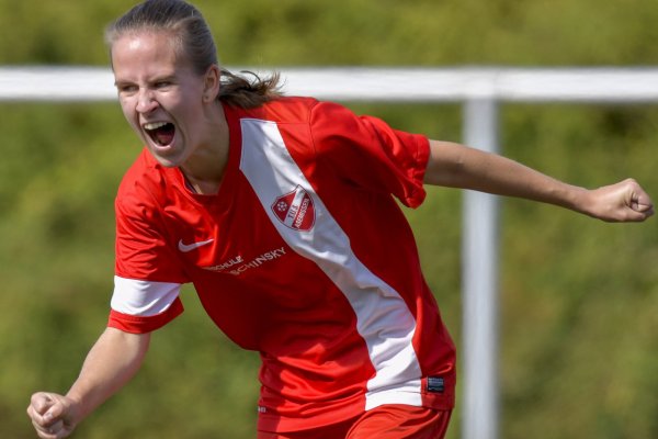 Riesenfreude: Larissa Deppe hat soeben zum 2:0 für den TuS Asemissen getroffen. - © Egon Penner