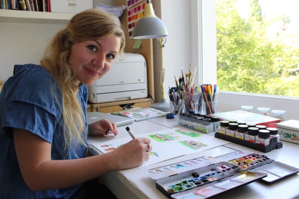 Bei der Arbeit: Lena Maria Wandzioch malt ihre Gartenmotive. Dazu verwendet sie einen Bleistift und coloriert mit Aquarell. - © Nadine Uphoff