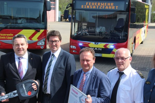 Landrat Dr. Axel Lehmann (von links), Achim Oberwöhrmeier, Sven Oelmann, Kark-Heinz Brakemeier sind stolz auf die neuen Busse - © Martin Hostert