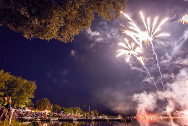 Traumhafter Anblick: Bei der Veranstaltung „Schieder-See in Flammen" können sich die Besucher am Wochenende nach Einbruch der Dunkelheit an Lippes größtem Gewässer wieder auf ein ganz besonderes Höhenfeuerwerk freuen. - © Torben Gocke