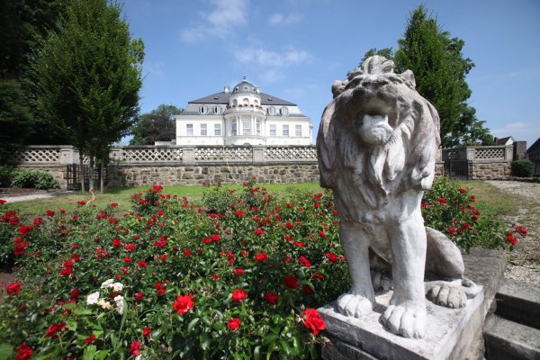 Prächtig: Von der Bismarckstraße kommend begrüßt ein brüllender Löwe die Gäste an der Villa Dürkopp. - © Vera Gerstendorf-Welle