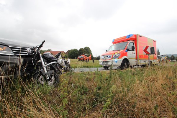 Das Motorrad und der VW auf der Vlothoer Straße, im Hintergrund der Rettungshubschrauber. - © Jens Rademacher