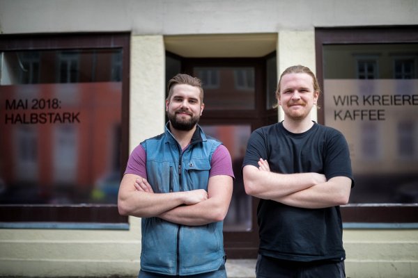 Nathan Neifer (21) und Christian Langemann (22) eröffnen das erste Third Wave Cafe in Detmold. - © Torben Gocke