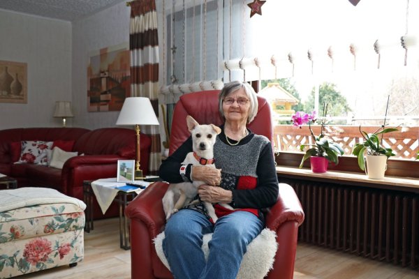 Beste Freunde: Lieselotte Rittmeister liebt ihre „Aika" sehr. Weil sie möchte, dass das Tier im Ernstfall gut untergebracht wird, hat sie vorgesorgt. - © Johanniter