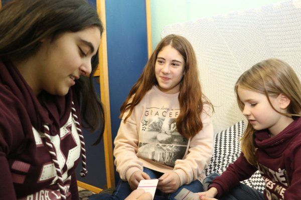 Spielen gerne im Jugendzentrum zusammen: (von links) Honorarkraft Samira Kartal, Lara (12) und Marie (8). - © Foto: Guntmar Wolff