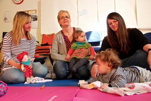 Zusammenkunft mit Nachwuchs: Beim „Nachwehentreffen" mit Hebamme Angelika Samtleben-Frickmeier (Bildmitte) wird viel gesprochen. Mit dabei sind (von links) Manuela Wascht mit Greta (auf dem Nachbarschoß) und Daniela Schmidt mit Louis. - © Heidi Stork