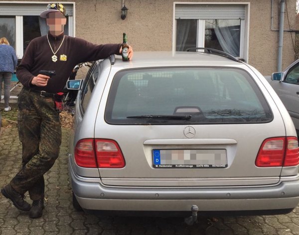 So posierte Jörg W. mit dem späteren Fluchtfahrzeug. - © Polizei Bielefeld