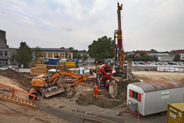 Mit diesem Bohrer werden am Bahndamm die Bohrpfähle für die Fundamente des Wärmespeicherturms gesetzt. - © Vera Gerstendorf-Welle