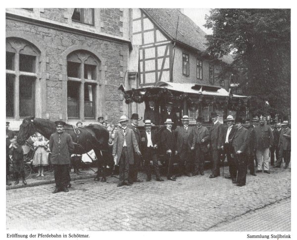 Feierliche Einweihung: Die Pferdebahn in Schötmar nimmt am 25. Juni 1912 ihren Betrieb auf und fährt bis zum Salzufler Kurhaus. Nur drei Jahre später wird sie wieder stillgelegt. Im Hintergrund ist das alte Postgebäude an der Schlossstraße zu sehen. - © Stadtarchiv Bad Salzuflen