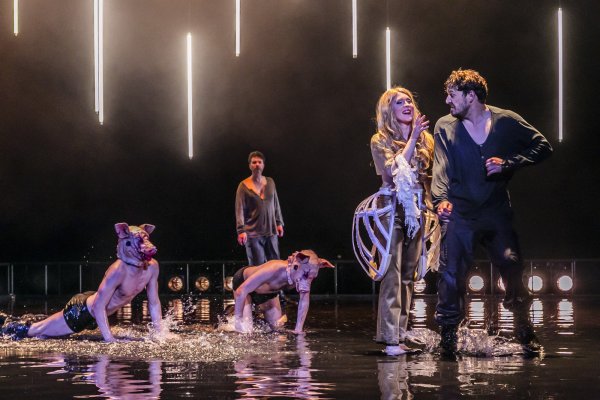 „Die Odyssee": In der Detmolder Inszenierung spielt sich die komplette Handlung in einem Wasserbecken ab. - © Landestheater/Jochen Quast
