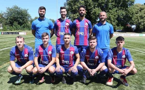 Neu beim TBV: Trainer Ilker Siviloglu (hinten rechts) und „Co" Dennis Dinkelborg (hinten links) mit (weiter von links) Mehmet Tükharn und Oguzhan Topalca sowie (vorne von links) Marvin Fuchs, Louis Hagemmann, Sinan Siviloglu, Süheyd Bal, Milan Rodovanovic. - © Paul Cohen