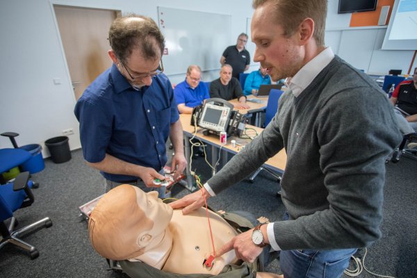  Daniel Fischer  und Benedikt Bläsing zeigen, wie die neue Simulationspuppe funktioniert. - © Torben Gocke