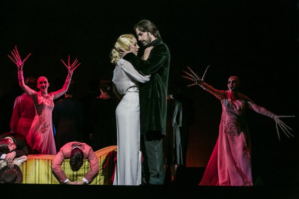 Kathrin Merkl (Lucy Westenra), und Lucius Wolter (Dracula) bauf der Bühne des Landestheaters. - © Landestheater Detmold/Jochen Quast