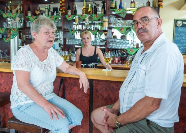 Alles Duisburger: Waltraud (61) und Uwe (62) Krauleidies schimpfen, für Ausländer werde zu viel getan. - © dpa
