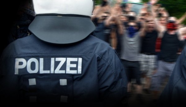 Auch deutsche Polizisten fahren zur WM nach Russland, um Hooligans im Blick zu haben. Einer der Beamten kommt aus Bielefeld. - © dpa