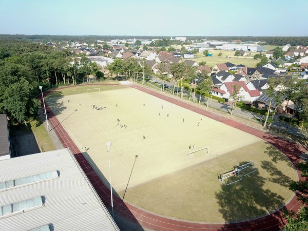 Der Kreis-Fußballausschuss hatte eine Ausnahmegenehmigung erteilt, weil die Größe des Platzes nicht den offiziellen Bestimmungen entspricht. - © Guntmar Wolff