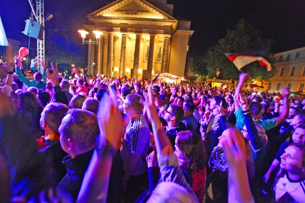 Volle Straßen: Hunderte Fußballfans feiern im Rosental vor dem Detmolder Landestheater. - © Vera Gerstendorf-Welle